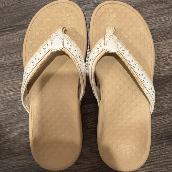 Vionic White Flip Flop - Picture 1 of 3